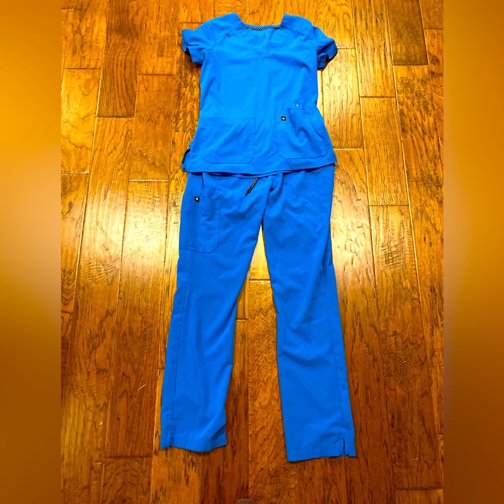 Scrub set